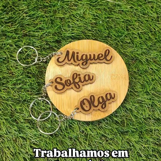 Porta-chaves em madeira com nomes de atletas, feitos para um clube