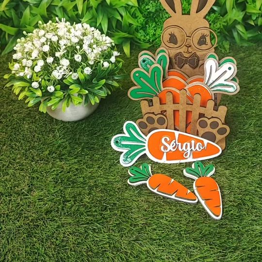 Coelho de Páscoa cortado a laser em madeira e pintado, com nome